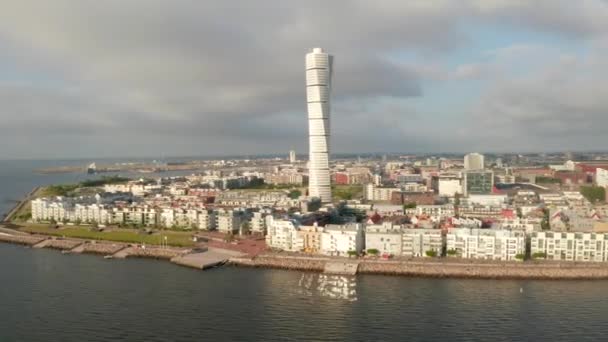 Prachtige Luchtfoto Van Turning Torso Wolkenkrabber Het Westelijke Havengebied Malmö — Stockvideo