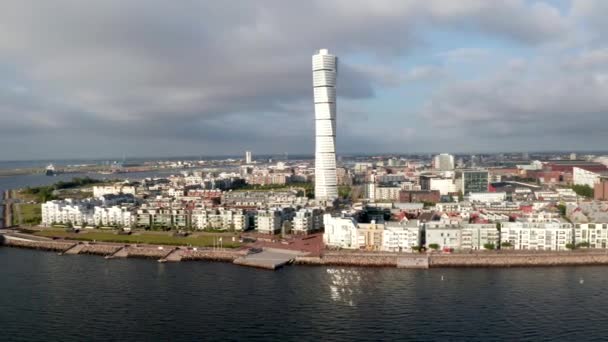 Wspaniały Widok Lotniczy Toczenia Torso Wieżowiec Dzielnicy Western Harbour Malmo — Wideo stockowe