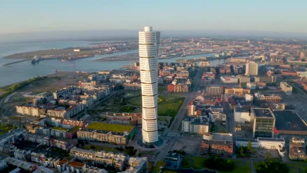 Wspaniały Widok Lotniczy Toczenia Torso Wieżowiec Dzielnicy Western Harbour Malmo — Wideo stockowe