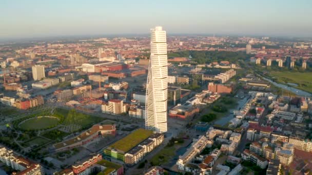 Wunderschöne Luftaufnahme Des Sich Drehenden Torso Wolkenkratzers Westlichen Hafenviertel Malmö — Stockvideo