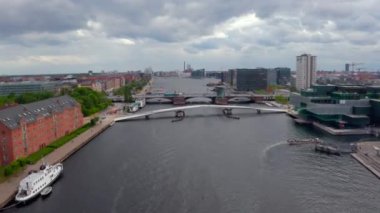 Danimarka'nın başkenti Kopenhag'ın eski kentinde eski evlerin ve eski gemilerin renkli cepheleri ile gün doğumunda Nyhavn'ın havadan görünümü.