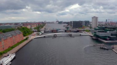 Danimarka'nın başkenti Kopenhag'ın eski kentinde eski evlerin ve eski gemilerin renkli cepheleri ile gün doğumunda Nyhavn'ın havadan görünümü.