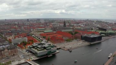 Danimarka'nın başkenti Kopenhag'ın eski kentinde eski evlerin ve eski gemilerin renkli cepheleri ile gün doğumunda Nyhavn'ın havadan görünümü.