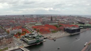 Danimarka'nın başkenti Kopenhag'ın eski kentinde eski evlerin ve eski gemilerin renkli cepheleri ile gün doğumunda Nyhavn'ın havadan görünümü.