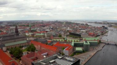 Danimarka'nın başkenti Kopenhag'ın eski kentinde eski evlerin ve eski gemilerin renkli cepheleri ile gün doğumunda Nyhavn'ın havadan görünümü.