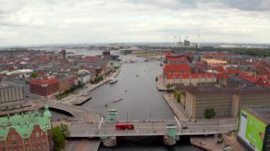 Danimarka'nın başkenti Kopenhag'ın eski kentinde eski evlerin ve eski gemilerin renkli cepheleri ile gün doğumunda Nyhavn'ın havadan görünümü.