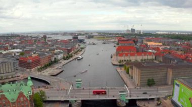 Danimarka'nın başkenti Kopenhag'ın eski kentinde eski evlerin ve eski gemilerin renkli cepheleri ile gün doğumunda Nyhavn'ın havadan görünümü.