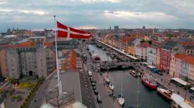 Kopenhag, Danimarka'da Nyhavn bölgesi üzerinde Danimarka Bayrakları.
