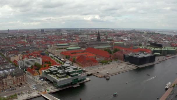 Luftaufnahme Von Nyhavn Bei Sonnenaufgang Mit Bunten Fassaden Alter Häuser — Stockvideo