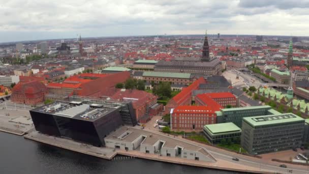 デンマークの首都コペンハーゲンの旧市街にある古い家屋や古い船のカラフルなファサードで 日の出時のNyhavnの航空写真 — ストック動画