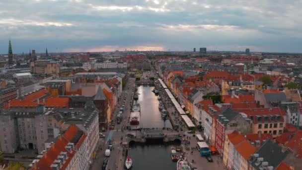 Luftaufnahme Von Nyhavn Bei Sonnenaufgang Mit Bunten Fassaden Alter Häuser — Stockvideo