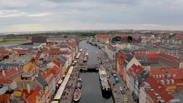Luchtfoto Van Nyhavn Bij Zonsopgang Met Kleurrijke Gevels Van Oude — Stockvideo