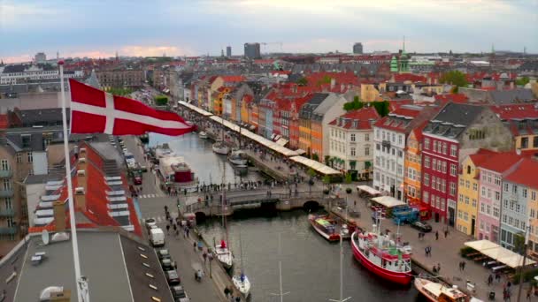 Duński Flag Nad Nyhavn Powiat Kopenhaga Dania — Wideo stockowe