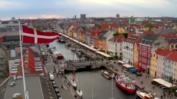 Danska Flaggor Över Nyhavn Området Köpenhamn Danmark — Stockvideo