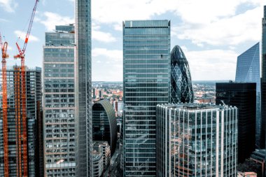 Londra şehir, UK güzel havadan görünümü. Eski binaların yakınında büyük gökdelenler. 