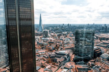 Londra şehir, UK güzel havadan görünümü. Eski binaların yakınında büyük gökdelenler. 