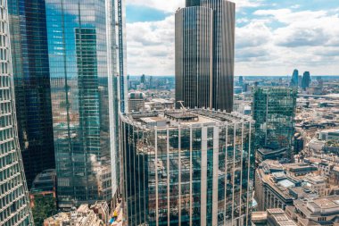 Londra şehir, UK güzel havadan görünümü. Eski binaların yakınında büyük gökdelenler. 