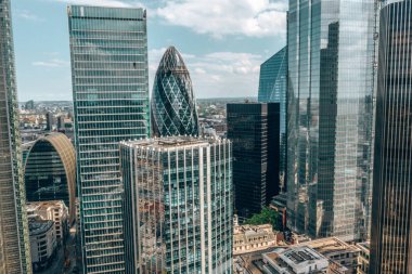 Londra şehir, UK güzel havadan görünümü. Eski binaların yakınında büyük gökdelenler. 