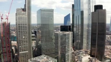 Londra, Ingiltere şehir panoramik görünümü. Şehrin ortasında uzun boylu gökdelenler.