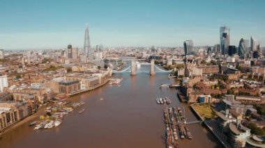 Londra 'da Kule Köprüsü, Ingiltere. Köprü açılışı. Ingiliz klasik sembollerinden biri.