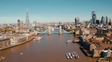 Londra 'da Kule Köprüsü, Ingiltere. Köprü açılışı. Ingiliz klasik sembollerinden biri.