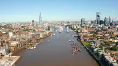 Londra 'da Kule Köprüsü, Ingiltere. Köprü açılışı. Ingiliz klasik sembollerinden biri.