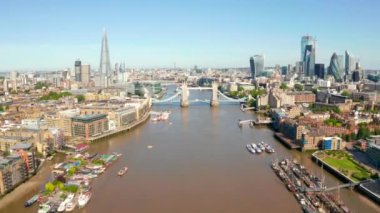 Londra 'da Kule Köprüsü, Ingiltere. Köprü açılışı. Ingiliz klasik sembollerinden biri.