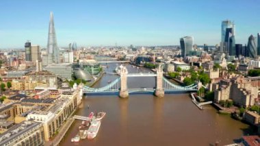 Londra 'da Kule Köprüsü, Ingiltere. Köprü açılışı. Ingiliz klasik sembollerinden biri.