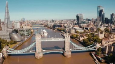 Londra 'da Kule Köprüsü, Ingiltere. Köprü açılışı. Ingiliz klasik sembollerinden biri.