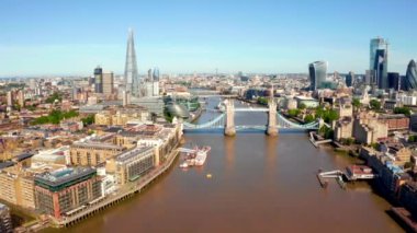 Londra 'da Kule Köprüsü, Ingiltere. Köprü açılışı. Ingiliz klasik sembollerinden biri.