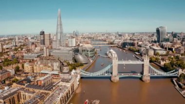 Londra 'da Kule Köprüsü, Ingiltere. Köprü açılışı. Ingiliz klasik sembollerinden biri.