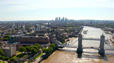 Londra 'da Kule Köprüsü, Ingiltere. Köprü açılışı. Ingiliz klasik sembollerinden biri. 