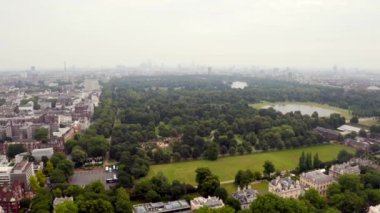 Ortasında Hyde park ile Londra siluetinin güzel havadan görünümü.