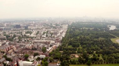 Ortasında Hyde park ile Londra siluetinin güzel havadan görünümü.