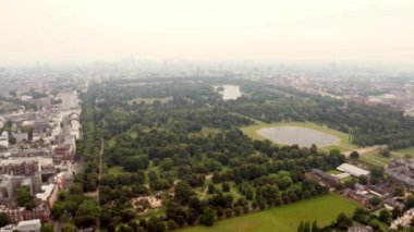 Ortasında Hyde park ile Londra siluetinin güzel havadan görünümü.