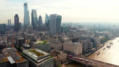 Birçok gökdelenler ile güzel Londra iş bölgesi görünümü. Londra şehir bölgesinde havadan görünüm.