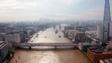 Birçok gökdelenler ile güzel Londra iş bölgesi görünümü. Londra şehir bölgesinde havadan görünüm.