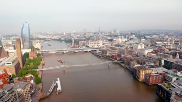 多くの超高層ビルと美しいロンドンのビジネス地区の景色 ロンドン市街地の航空写真 — ストック動画