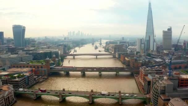 多くの超高層ビルと美しいロンドンのビジネス地区の景色 ロンドン市街地の航空写真 — ストック動画