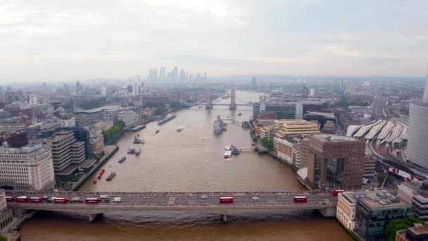 多くの超高層ビルと美しいロンドンのビジネス地区の景色 ロンドン市街地の航空写真 — ストック動画