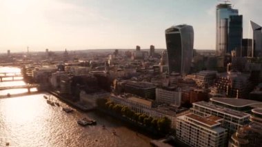 Birçok gökdelenler ile güzel Londra iş bölgesi görünümü. Londra şehir bölgesinde havadan görünüm.