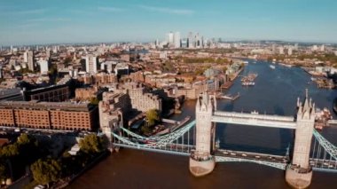 Londra 'da Kule Köprüsü, Ingiltere. Köprü açılışı. Ingiliz klasik sembollerinden biri.