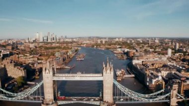 Londra 'da Kule Köprüsü, Ingiltere. Köprü açılışı. Ingiliz klasik sembollerinden biri.
