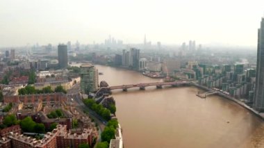 Londra'nın havadan panoramik şehir manzarası ve Thames Nehri manzarası, İngiltere, Birleşik Krallık
