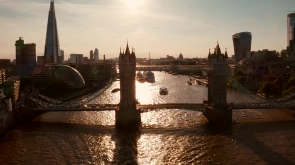 从塔桥 碎片摩天大楼和伦敦城堡附近欣赏伦敦市中心的美丽鸟瞰图 — 图库视频影像