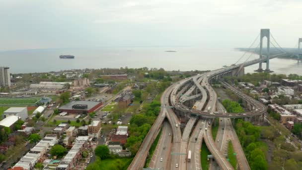 Verrazzano Narrows Köprüsü Yakınındaki New York Usa Karayolu Taşıma Sistemi — Stok video