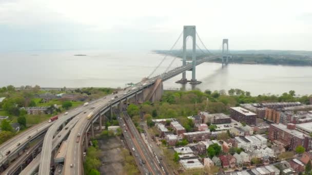 Σύστημα Μεταφορών Αυτοκινητοδρόμων Στη Νέα Υόρκη Ηπα Κοντά Στη Γέφυρα — Αρχείο Βίντεο