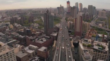 Manhattan Köprüsü yapısı ve New York şehir güneşin doğuşunda havadan görünümü.