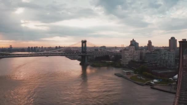 Prachtig Uitzicht Brooklyn Manhattan Bridge Van Bovenaf Bij Zonsondergang New — Stockvideo