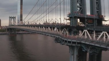 Manhattan Köprüsü yapısı ve New York şehir güneşin doğuşunda havadan görünümü.